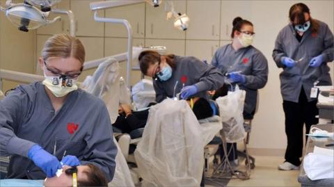 شروط دراسة طب الأسنان في إسبانيا: أفضل الجامعات