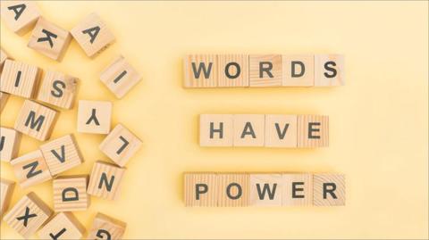 قوة الكلمات: كيف يؤثر اختيار الكلمات على جودة