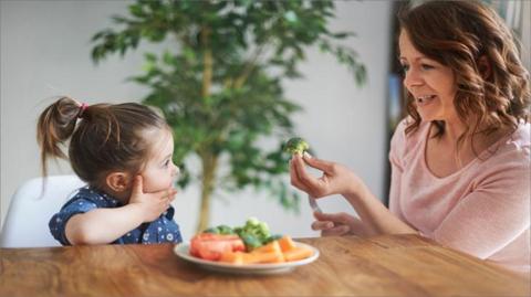 10 أطعمة تقوي عقل طفلك وتنمي قدراته الذهنية