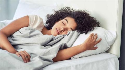 ما أهمية النوم المنتظم والكافي؟ وكيف تعتاد عليه؟