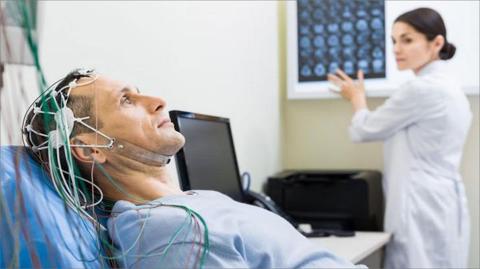 أعراض كهرباء المخ للكبار: الزيادة والنقصان