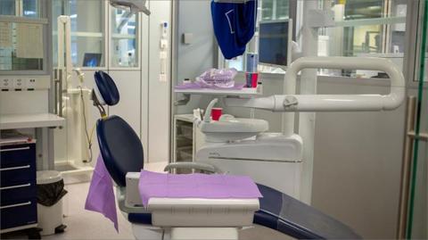 دراسة طب الأسنان في سويسرا: التكاليف والشروط