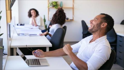 السعادة في العمل: كيف تجعل عملك أكثر متعة ورضا؟