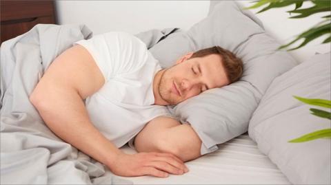 العلاقة بين النوم والصحة العامة والأداء اليومي