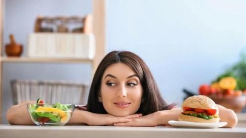 6 أطعمة تحسِّن صحة دماغك وقدرتك على التركيز