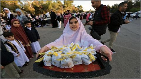 تقديم الحلوى بمناسبة عيد الفطر في الأردن