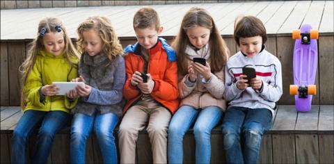 كيف نحمي أطفالنا من مواقع التواصل الاجتماعي؟